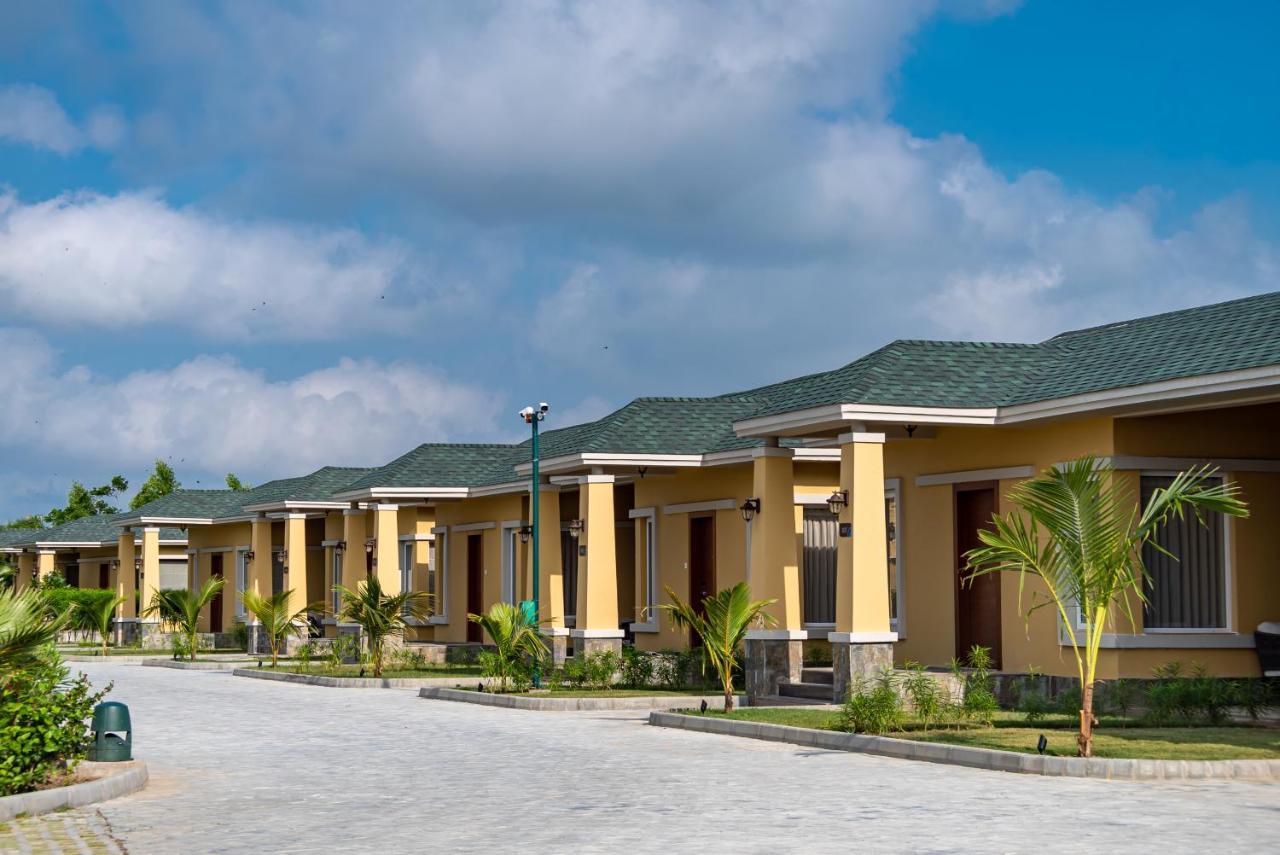 Hawthorn Suites By Wyndham Dwarka Exterior photo