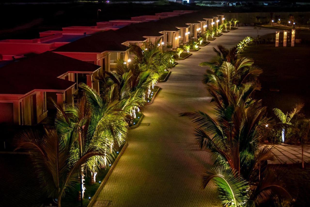 Hawthorn Suites By Wyndham Dwarka Exterior photo