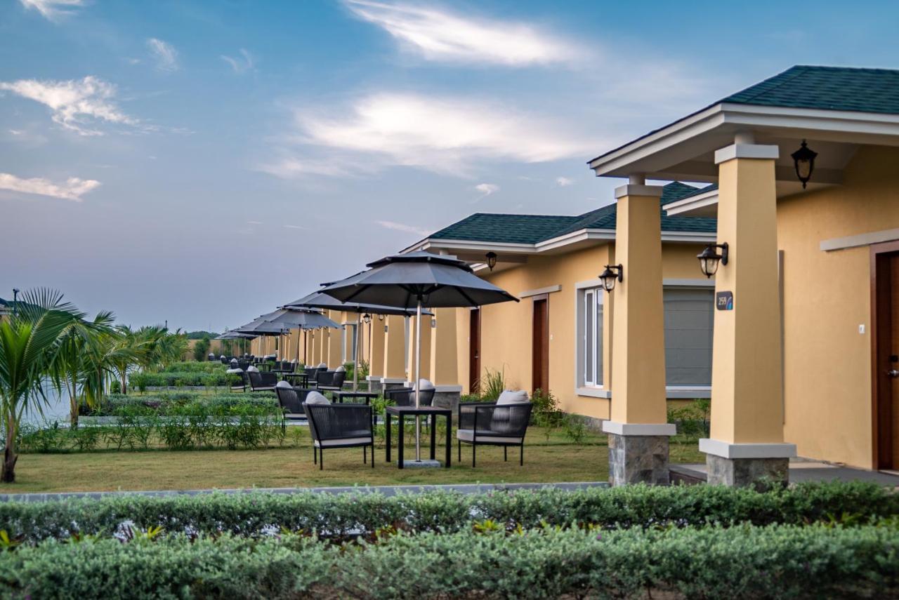 Hawthorn Suites By Wyndham Dwarka Exterior photo