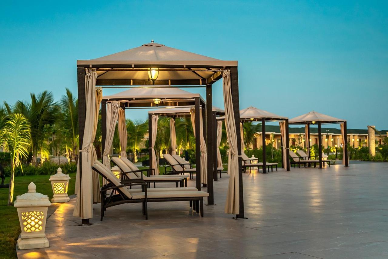 Hawthorn Suites By Wyndham Dwarka Exterior photo