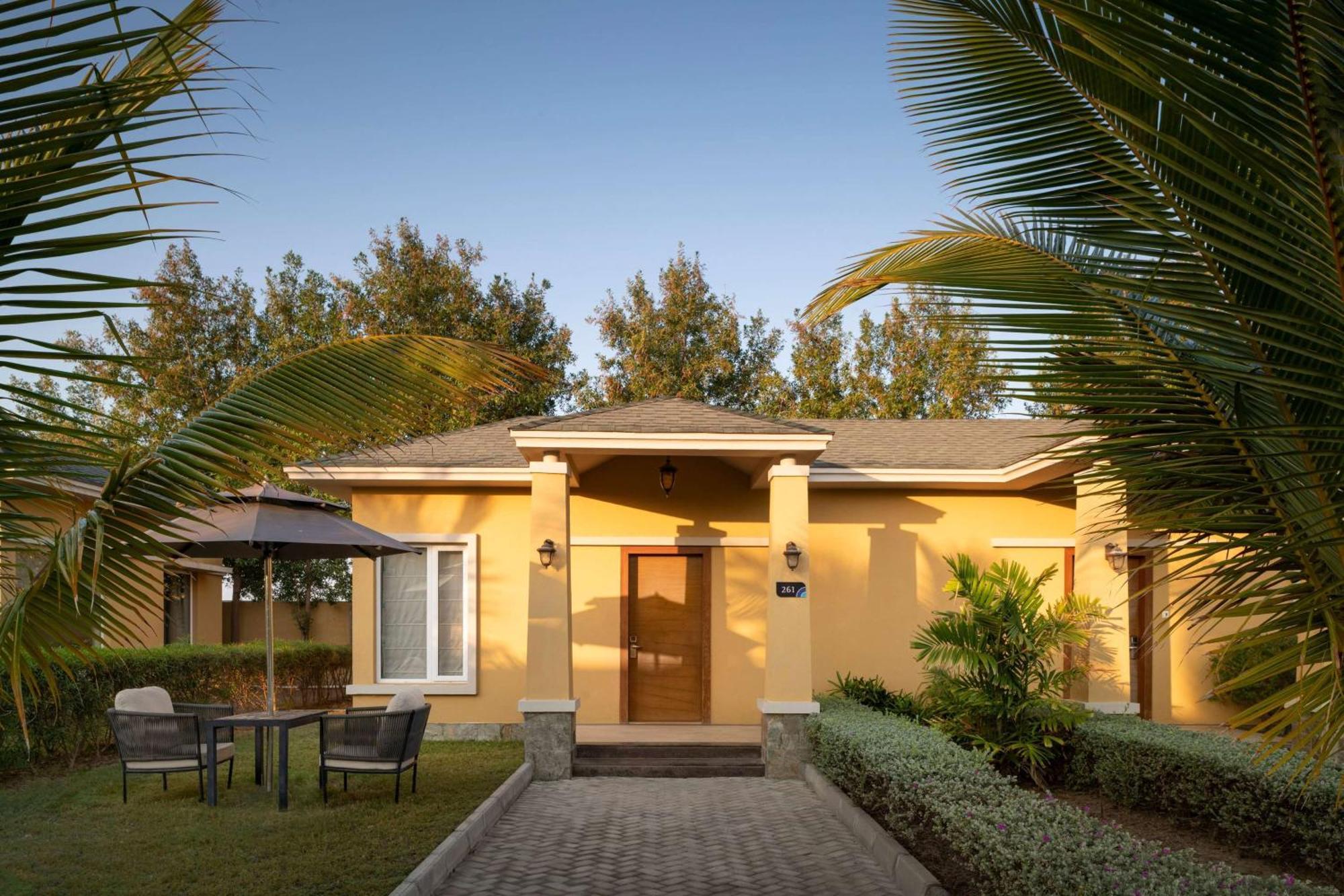 Hawthorn Suites By Wyndham Dwarka Exterior photo